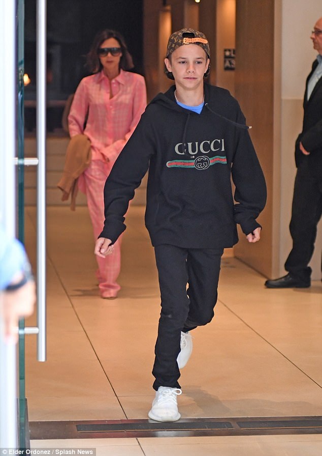 Victoria Beckham sành điệu đi xem tennis - 5
Victoria Beckham rất hạnh phúc vì có 3 con trai đã lớn và có thể giúp đỡ cô trong công việc