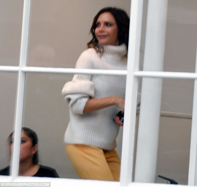 
NTK 42 tuổi hạnh phúc vì các con đều lớn, ngoan ngoãn và nghe lời bố mẹ. David Beckham - chồng cô - giúp đỡ vợ rất nhiều trong các việc gia đình từ sau khi danh thủ này giải nghệ.
