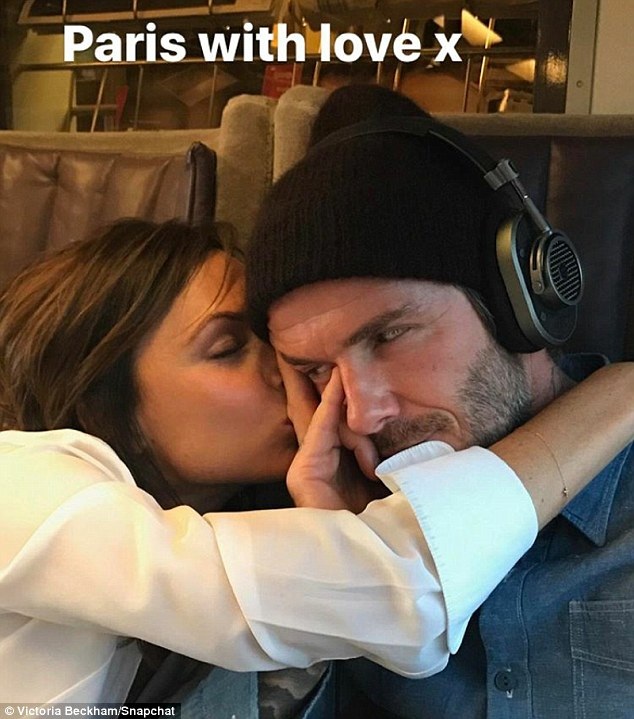 Victoria Beckham lộ thân hình mong manh trong trang phục rực rỡ - 6
Victoria Beckham khoe ảnh ngọt ngào bên chồng tại Pháp