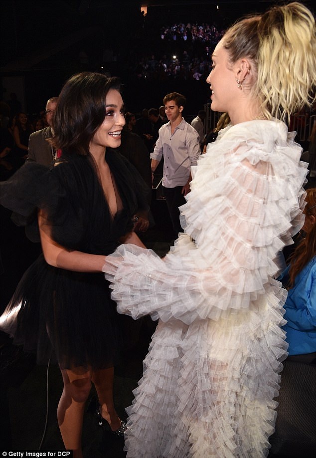 Vanessa Hudgens thay 8 bộ váy trong 1 tối - 5
.... Khi lại bốc lửa trẻ trung