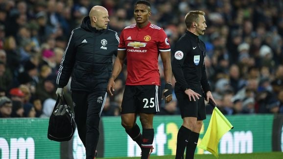 MU trả giá đắt sau chiến thắng trước West Brom - 1 Valencia dính chấn thương trong trận đấu với West Brom