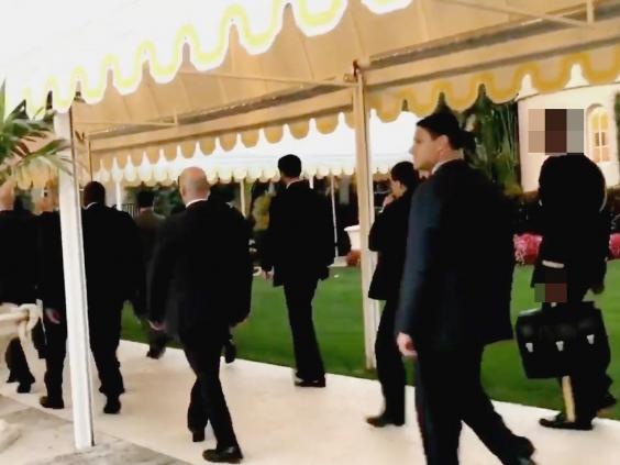 Người giữ vali hạt nhân “bỏ rơi” ông Trump - 2
Sĩ quan mang vali hạt nhân phải luôn đi cùng Tổng thống Mỹ. (Ảnh: Independent)