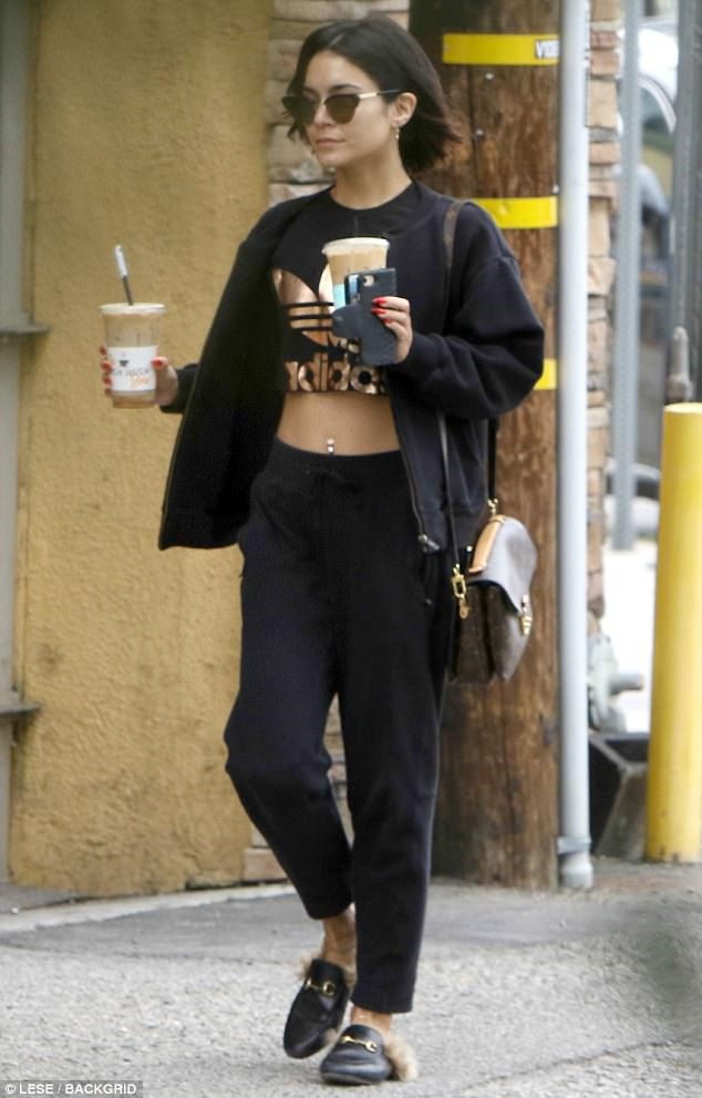 Vanessa Hudgens sở hữu cơ bụng hoàn hảo - 8
Dù không trang điểm đậm nhưng Vannessa vẫn có lột làn da hoàn hảo nhờ chế độ tập luyện và ăn uống khoa học.