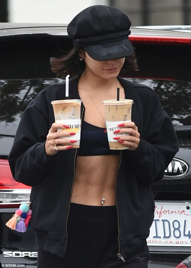 Vanessa Hudgens sở hữu cơ bụng hoàn hảo - 2
Nữ diễn viên gốc Á cần trên tay hai ly nước dinh dưỡng. Cô không ăn kiêng quá nghiêm ngặt mà chăm chỉ tập thể dục để có được hình thể đẹp như hiện tại.