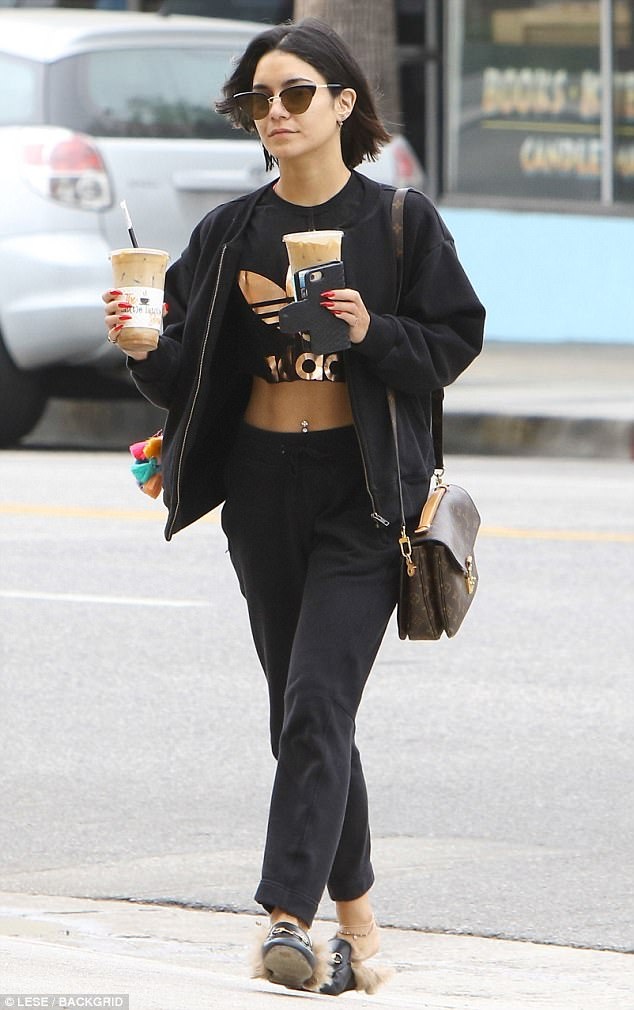 Vanessa Hudgens sở hữu cơ bụng hoàn hảo - 6
Trong một ngày khác, Vannessa lại tới phòng tập với trang phục gọn gàng và trẻ trung.