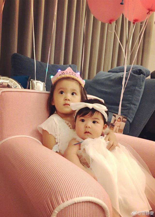 
Hai con gái của Tu Kiệt Khải và Giả Tịnh Văn càng lớn càng đáng yêu và xinh đẹp.
