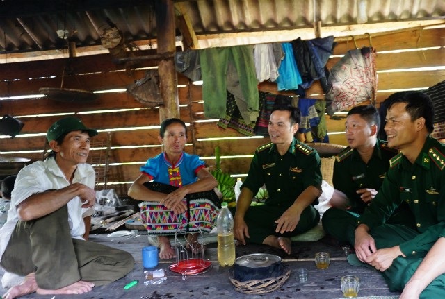 Chuyện trồng rau thoát nghèo nơi người dân… không quen ăn rau - 4 Cán bộ, chiến sỹ Đồn biên phòng Thông Thụ xuống địa bàn, vận động người dân tham gia thực hiện các mô hình kinh tế thoát nghèo