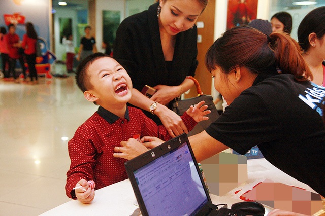 Hành trình chữa bệnh đầy nước mắt cùng con của loạt nghệ sĩ Việt - 6 Vân Hugo luôn gần gũi và đồng hành cùng con. Ảnh: An Diệp Phi.