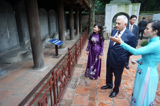 Thổ Nhĩ Kỳ sẵn sàng cấp học bổng cho các sinh viên Việt Nam - 2
Ông Binali Yildirim thăm Văn Miếu - Quốc Tử Giám vào chiều ngày 23/8 (Ảnh: Quý Đoàn)