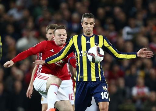 5 cầu thủ khoác áo MU và Arsenal trong kỷ nguyên Premier League - 4
Robin Van Persie (phải) trong màu áo Fenebahce gặp lại MU ở vòng bảng Europa League năm nay