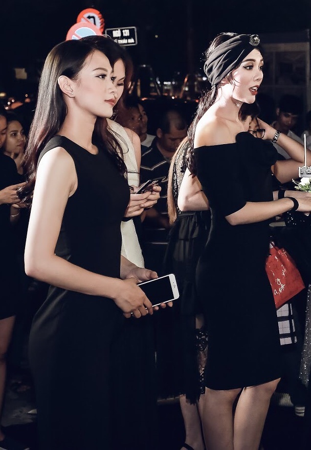 Á hậu Đại Dương 2014 lần đầu xuất hiện sau đám cưới cùng chồng giảng viên - 1 Vân Quỳnh (bên trái) giành ngôi Á hậu 2 tại cuộc thi Hoa hậu Đại dương năm 2014 và cô từng đại diện Việt Nam tham dự cuộc thi Hoa hậu Siêu quốc gia. Sau cuộc thi, Vân Quỳnh khá kín tiếng về đời tư cũng như chia sẻ những hoạt động showbiz trên báo chí. Cô gần như không xuất hiện tại các sự kiện của showbiz.