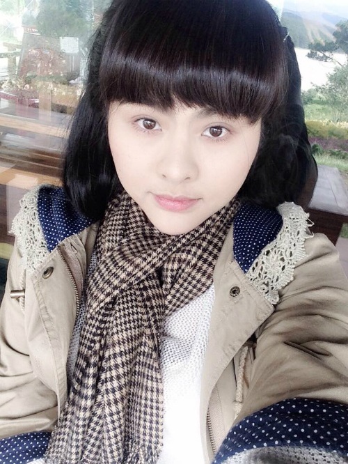 Hoa hậu Kỳ Duyên vào bếp, Hồ Ngọc Hà vi vu trời Tây - 7 Vân Trang tạo sự thú vị khi tung ảnh hồi teen với tóc mái ngố, cô còn bình luận khá hài hước: 27 tuổi, đã có chồng và một con, vậy mà còn up ảnh 17 tuổi.