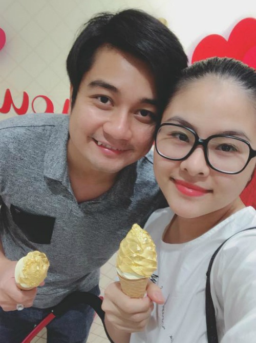 Trước đó, không lâu Vân Trang còn chia sẻ cô cùng chồng con đi chơi giải ngố khi lần đầu tiên ăn kem dát vàng, cô viết: Dát vàng cái mỏ luôn. Lần đầu Xíu được giải ngố buổi tối với ba mẹ.