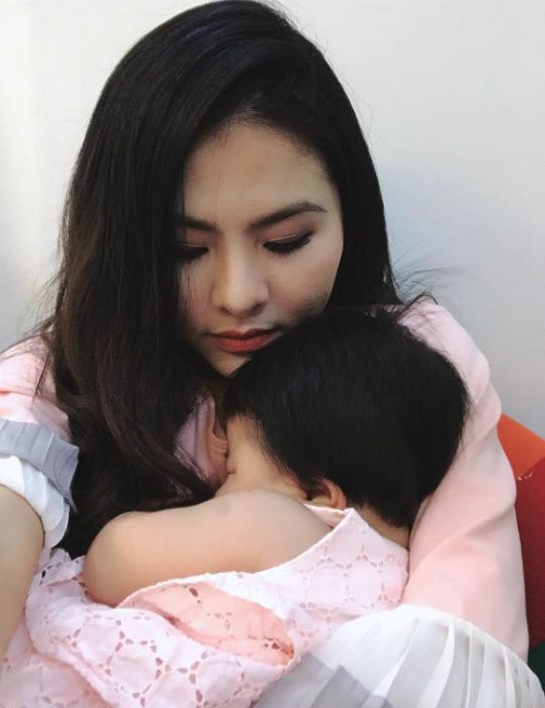 Angela Phương Trinh khoe ảnh “giường chiếu”; Trấn Thành cùng vợ "du hí" Hàn Quốc - 16
Sau khi con gái ngày càng lớn, diễn viên Vân Trang dần cho con xuất hiện trước ống kính. Nữ diễn viên chia sẻ hình con gái mệt lử sau buổi chụp hình.