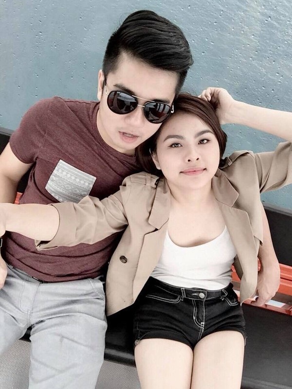 Công Vinh khoe ảnh con gái đã lớn; Đặng Thu Thảo khoe ảnh "tự sướng" - 13 Diễn viên Vân Trang hạnh phúc bên ông xã sau 3 năm gắn bó, cô chia sẻ: Ngày này 3 năm trước mình yêu nhau. Ngày này năm nay mình yêu nhau và yêu con. 3 năm quen nhau, 2 năm cưới nhau, bé con 1 tuổi - bước đều bước dễ sợ.