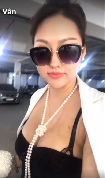 NSND Hoàng Dũng mua mấy chục “ngôi nhà”, NSƯT Công Lý “ghen” với đồng nghiệp - 7 Sau một tuần thực hiện cuộc “đại trùng tu” nhan sắc, Phi Thanh Vân đã khiến khán giả không khỏi bất ngờ khi vừa livestream khoe ngoại hình mới, đặc biệt là vòng một sexy, đầy gợi cảm. Người đẹp dao kéo cho biết, giờ cô đã có vóc dáng đồng hồ cát như mong muốn. Phi Thanh Vân đã trải qua ca phẫu thuật nhiều giờ đồng hồ để đặt lại túi ngực, hút mỡ bụng để tạo eo con kiến và nâng cấp vòng 3 thành siêu bự. Sau 15 lần phẫu thuật thẩm mỹ, Phi Thanh Vân khẳng định sẽ chưa dừng lại.
