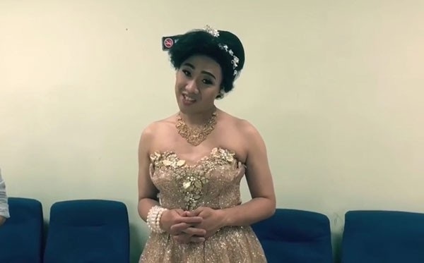 Phi Thanh Vân “nhảy dựng” trước clip giả gái “đá xéo” của Trấn Thành? - 1 Trấn Thành hóa trang, nhái cử chỉ, điệu bộ giống hệt Phi Thanh Vân trong clip lan truyền trên mạng ngày 15/12.