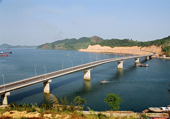 Quảng Ninh muốn Trưởng đặc khu kinh tế Vân Đồn được tự quyết cho thuê đất - 1 Một góc huyện đảo Vân Đồn nơi được xác định xây dựng Đặc khu kinh tế duy nhất tại phía Bắc.