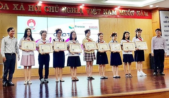 Đề thi Văn được phát trên… xe buýt - 3 Đại diện Sở GD-ĐT TPHCM trao giải cho các em học sinh đoạt giải cuộc thi Văn hay - Chữ tốt 2017