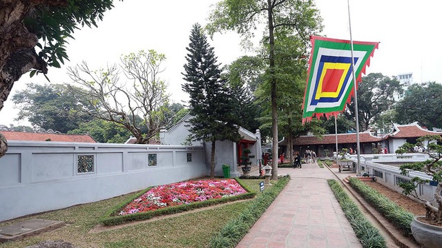 Văn Miếu “khoác áo mới” và người Hà Nội quay cuồng trong mưa rét - 1 Quần thể kiến trúc của Văn Miếu - Quốc Tử Giám, khu di tích văn hóa - lịch sử đặc biệt ở trung tâm thủ đô Hà Nội không còn màu tường rêu phong, xưa cũ, thay vào đó là lớp vôi màu xám mới được phủ lên khiến nhiều người cảm thấy khá bất ngờ. (Ảnh: Mạnh Thắng)
