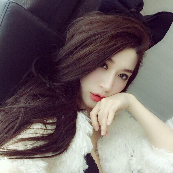 Nhan sắc của các hot girl Hà Nội đời đầu ngày ấy - bây giờ (phần 2) - 35 Chia sẻ trong một bài PV trên Dân trí, Vân Navy nói: “Tôi đổi tên Lê Phương Khánh Mỹ từ năm 2012. Tôi muốn mọi người biết đến tôi ở một vai trò mới, không phải một nghệ sỹ nổi tiếng mà là một doanh nhân thành đạt.