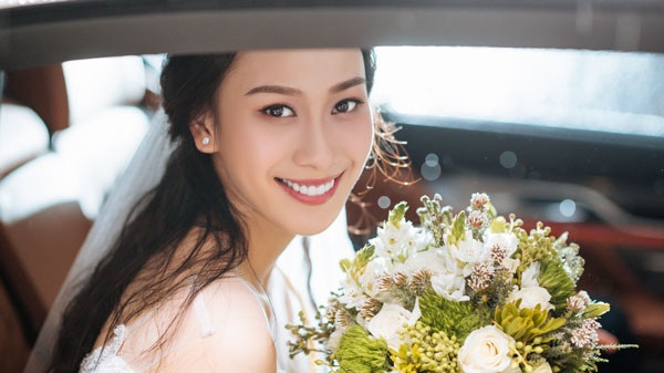 Minh Hà đáp chuyện cưới Chí Nhân; mỹ nhân “lẳng lơ nhất màn ảnh Việt” tiết lộ đời tư - 8 Sau hơn 3 năm yêu nhau, Á hậu Đại dương 2014 và bạn trai đã tổ chức đám cưới.