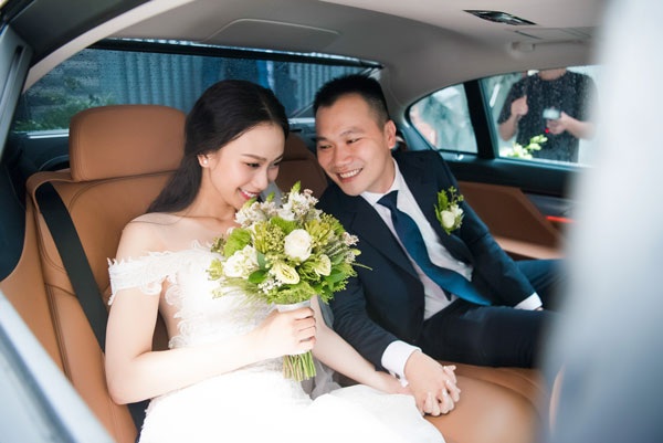 Minh Hà đáp chuyện cưới Chí Nhân; mỹ nhân “lẳng lơ nhất màn ảnh Việt” tiết lộ đời tư - 9 Ông xã người đẹp tên Tuấn Dũng, hơn cô 9 tuổi và đang là giảng viên Đại học Ngoại thương. Người đẹp và ông xã quen biết và yêu nhau đã được 3 năm. Khi mới đoạt Á hậu 2 cuộc thi Hoa hậu Đại dương 2014, Vân Quỳnh tìm đến anh để trau dồi thêm vốn tiếng Anh, chuẩn bị cho đấu trường nhan sắc quốc tế.