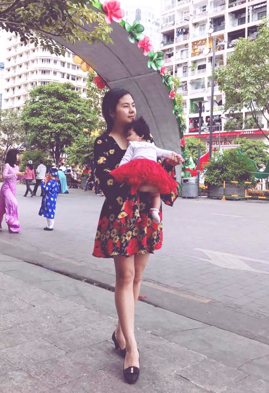 Diễn viên Vân Trang chia sẻ chuyện lần đầu làm mẹ - 2 Vân Trang cùng con gái và chồng dạo đường hoa Nguyễn Huệ những ngày đầu năm (Ảnh: Quân Lê)