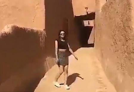 Bộ trang phục trẻ trung và hết sức bình thường tại nhiều quốc gia, nhưng là phạm pháp tại Ả-rập Saudi