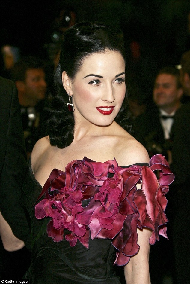 
Vũ nữ thoát y Dita Von Teese đẹp cổ điển với váy đính hoa hồng tại LHP Cannes 2006
