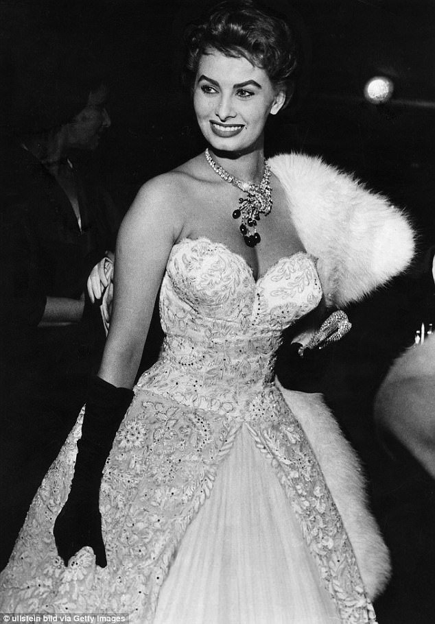 
Minh tinh Sophia Loren gây sốt tại LHP Cannes năm 1955 với bộ đầm kiêu sa và gợi cảm này
