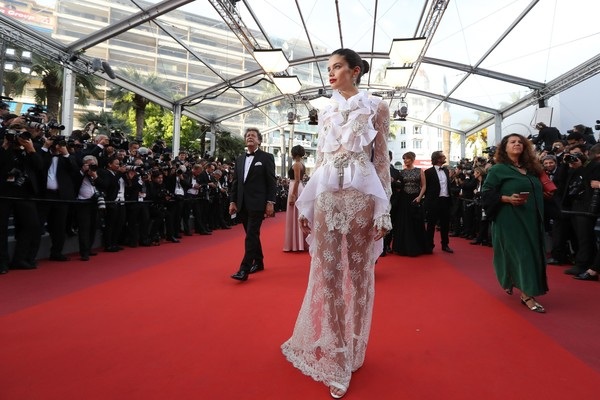 Những bộ váy đẹp nhất trên thảm đỏ LHP Cannes - 2
Siêu mẫu áo tắm Sara Sampaio cũng được khen hết lời trong bộ váy ren trắng này. Người đẹp 26 tuổi diện toàn đồ xuyên thấu trong các sự kiện tại Cannes năm nay
