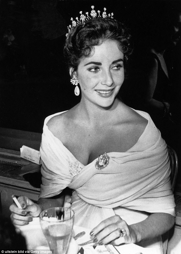 
Elizabeth Taylor đẹp như nữ hoàng dự LHP Cannes 1957
