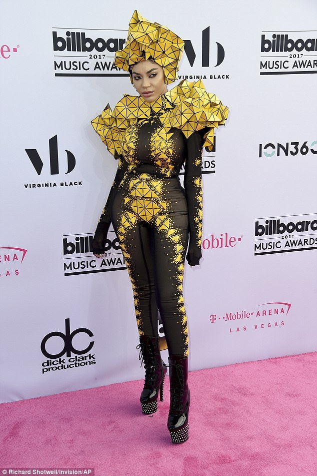 Những người đẹp mặc xấu trên thảm đỏ - 4
Dencia - phiên bản lỗi của Lady Gaga