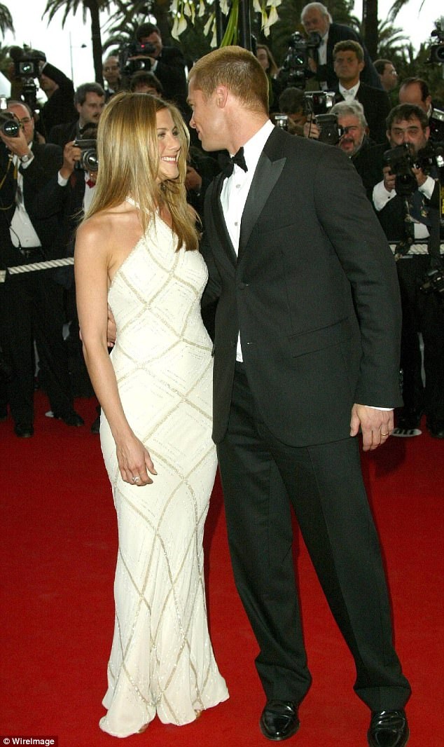
Jennifer Aniston dự công chiếu phim Troy của chồng Brad Pitt tại LHP Cannes năm 2004. Chiếc váy trắng của cô vẫn hợp mốt tới tận bây giờ
