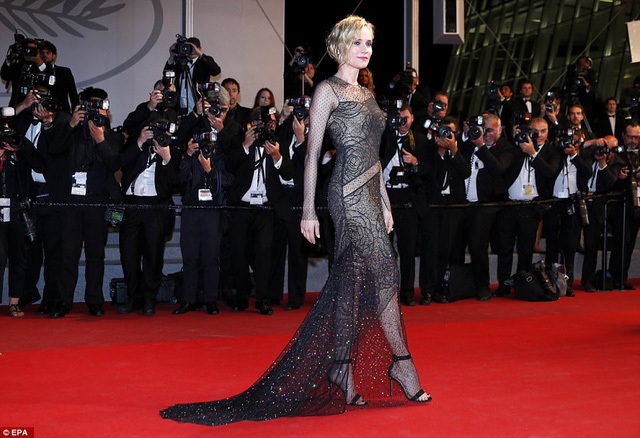 Những bộ váy đẹp nhất trên thảm đỏ LHP Cannes - 8
Mỹ nhân phim Troy Diane Kruger lộng lẫy dự LHP Cannes những ngày cuối khi diện váy ren mềm mại tôn dáng thon gọn