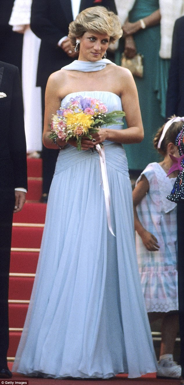 
Công nương Diana được khen hết lời bởi chiếc váy của Catherine Walker khi dự LHP Cannes 1987
