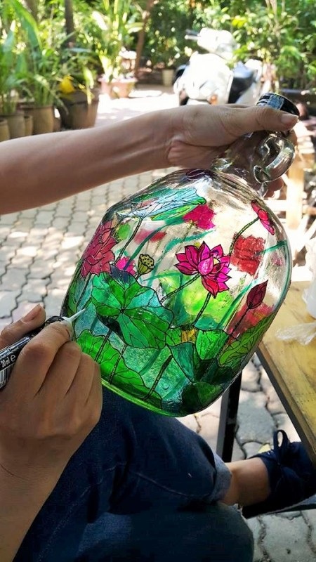 Kiếm tiền triệu từ “nghề độc” với ve chai - 6 Theo tiết lộ của ông chủ trẻ, khi mới tung các sản phẩm bán trên thị trường, ngay lập tức thu hút một lượng khách hàng lớn. “Lúc đó hàng bán rất chạy, có tháng kiếm cả chục triệu. Riêng có những ngày cao điểm, tiền thu về cũng lên đến 30 triệu đồng. Hiện tại, các sản phẩm trang trí trên thủy tinh vẫn được ưa chuộng nhưng lượng bán ra không nhiều như trước”.