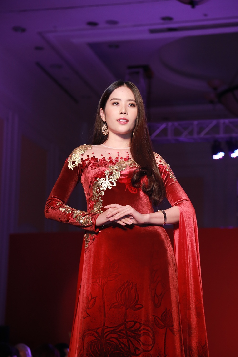 “Sen vàng” đã toả sáng trên sàn diễn thời trang - Ảnh 10. “Sen vàng” đã toả sáng trên sàn diễn thời trang - Ảnh 10.