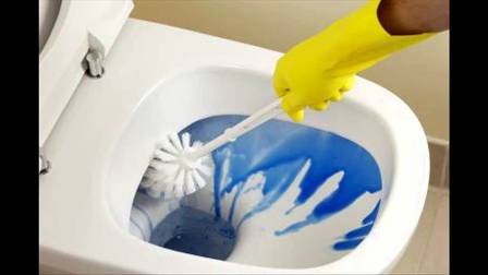 Cháy da mặt, bỏng cổ vì hóa chất tẩy rửa bồn cầu - 1 Hóa chất tẩy rửa nhà vệ sinh có chứa a xít hoặc kiểm với tính ăn mòn rất mạnh dễ gây bỏng