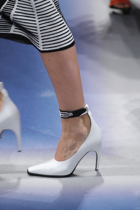 
Giày có dây buộc cổ chân của Versace
