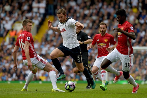 
Vertonghen (giữa) đi bóng trong vòng vây của các cầu thủ MU
