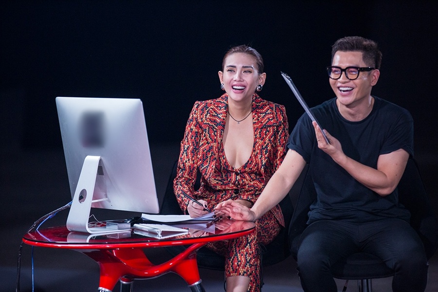 Võ Hoàng Yến - lúc sexy trễ nải, khi lại như… đàn ông trên ghế nóng - 6