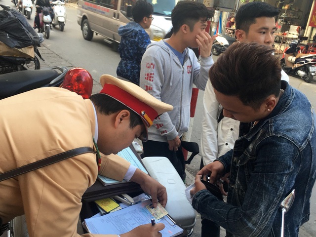 Hà Nội phạt vi phạm giao thông hơn 1 tỷ đồng trong dịp nghỉ lễ - 1 3.551 trường hợp vi phạm giao thông bị xử phạt trong 4 ngày nghỉ lễ