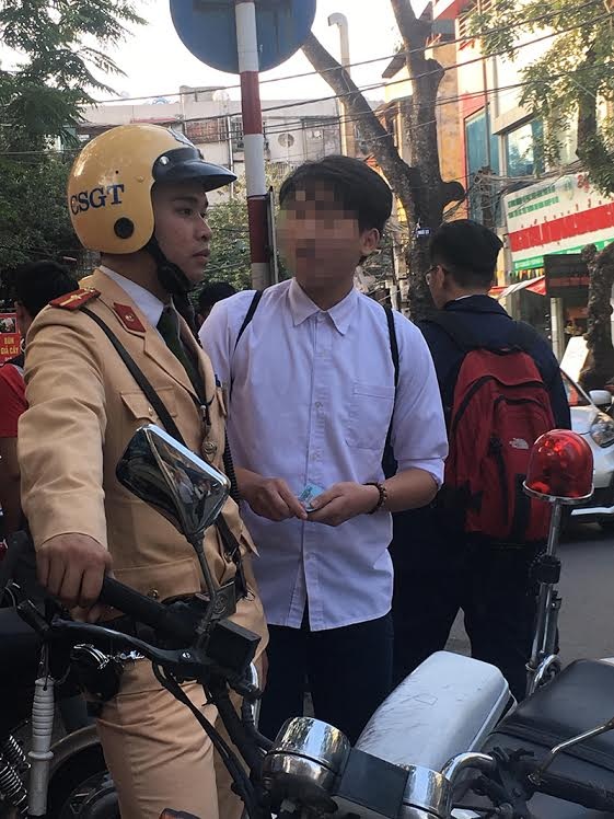 Vi phạm giao thông, học sinh rút tiền... mãi lộ CSGT! - 7
Một học sinh vi phạm giao thông rút tiền ra để mãi lộ CSGT, hành động này đã bị CSGT nhắc nhở và yêu cầu cất tiền, gọi phụ huynh đến giải quyết vi phạm.