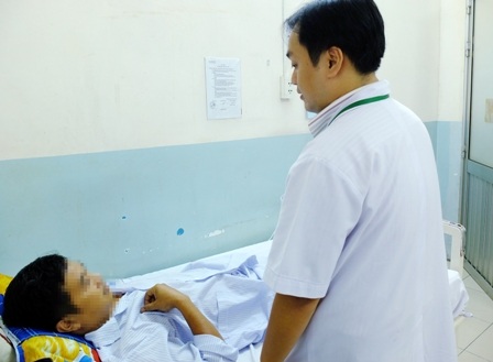 Suýt chết vì uống thuốc trong bóng tối - 1 Bệnh nhân may mắn thoát chết sau khi uống cả viên thuốc còn vỏ sắc như dao