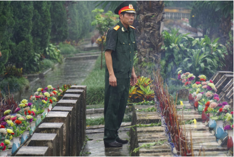 Biệt thự kiểu châu Âu và “lỗi” trên cây cầu vượt biển dài nhất Việt Nam - 2 Vị Xuyên những ngày này mưa như trút nước, giống hệt cách đây tròn 33 năm khi Sư đoàn 356 bước vào trận đánh khốc liệt giành lại các điểm cao trong cuộc chiến chống quân Trung Quốc xâm lược tại mặt trận Hà Giang. Nhưng thời tiết không ngăn được bước chân các cựu binh khắp nơi trở về dịp giỗ trận của sư đoàn ngày 12/7, bên những đồng đội nằm lại trên mảnh đất chiến trường xưa. (Ảnh: Hữu Nghị)