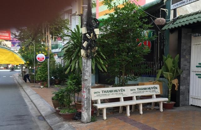 “Soi” camera phạt nguội hành vi lấn chiếm lòng lề đường - 2
Vỉa hè đường Lê Bình bị người dân trưng dụng hết