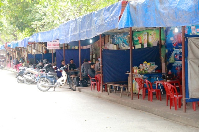 Phường "xẻ thịt" vỉa hè cho thuê, UBND thành phố Ninh Bình nói "vô can"! - 3 Chưa biết đến bao giờ hàng loạt vỉa hè trên địa bàn thành phố Ninh Bình mới hết bị chiếm đóng như hiện nay.
