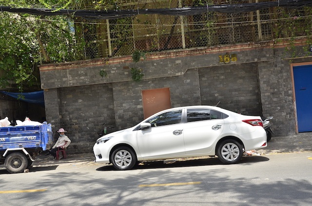 Xe công an phường "sạch bóng" trên vỉa hè quận 1 - 10 Xe công an phường "sạch bóng" trên vỉa hè quận 1 - 10